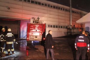 Düzce'de fabrika yangını: 5 işçi zehirlendi