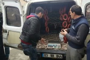 Bursa'da açıkta satılan sucuklar toplatıldı