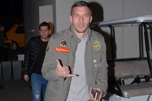 Podolski dostlarıyla birlikte