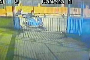 Motosiklet hırsızlığı güvenlik kamerasına yansıdı
