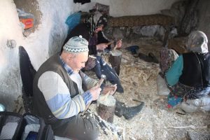Onların geçim kaynağı tahta kaşıklar