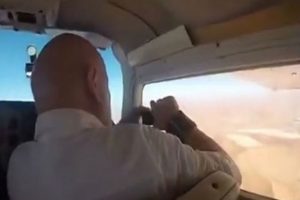 Uçağın camını açıp fotoğraf çekmek istedi
