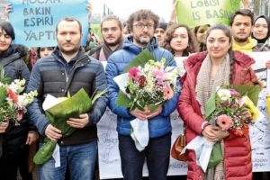 İhraç edilen hocalarını alkışlarla uğurladılar
