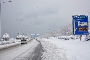 Doğu Karadeniz'de köy yolları ulaşıma kapandı