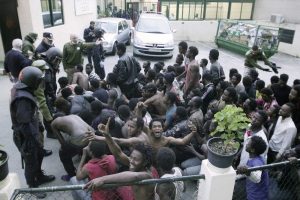 500 Afrikalı göçmen sınır tellerini aşıp İspanya topraklarına girdi