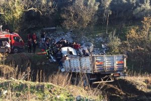 Bursa'da beton yüklü kamyon şarampole uçtu