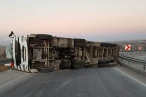 İp yüklü tır devrildi: 1 yaralı
