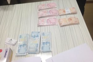 Bursa'da otoyolda içi sahte para dolu çanta bulundu