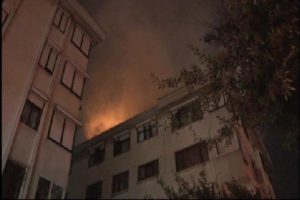 İstanbul'da korkutan çatı yangını