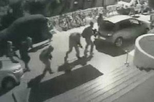 'Kırmızı tişörtlü' bakın kim çıktı