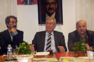 Deniz Baykal Fransa'da Türk vatandaşlarına hitap etti