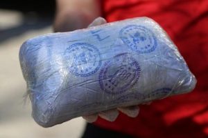 Büyük operasyon: Kartal amblemli, Arapça yazılı