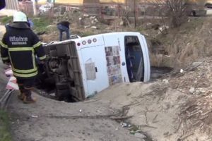 İşçi servisi devrildi: 13 yaralı