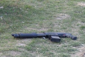 Polisi görünce silahını atıp kaçtı