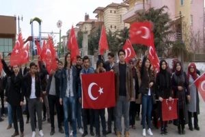 FETÖ'cülere bayraklı protesto