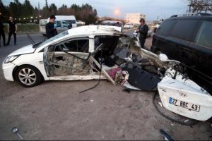 Otomobil ikiye bölündü: 2 ölü, 4 yaralı