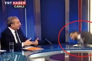Mehdi Eker konuşurken yanında bulunan Abdulkadir Ünal baygınlık geçirdi