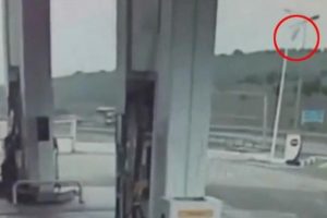 Helikopterin düşme anı kameraya böyle yansıdı Helikopterin düşme anı kameraya böyle yansıdı