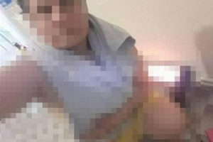 İlkokuldaki hizmetli yarı çıplak fotoğraflarını yayınlayınca sürüldü