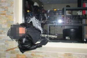 Hırsız cama sıkışıp kaldı