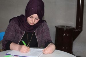 Tarlada çalışıp, hayvan otlatarak roman yazdı