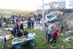 Devrilen TIR'daki yiyecekleri yağmaladılar