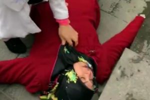 Bıçaklı kavgaya şahit olan kadın bayıldı