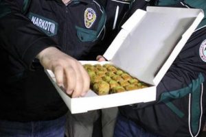 TIR şoförünün yatağından çıktı, polis baklava ile kutladı