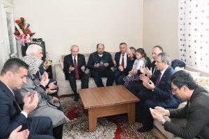 Kılıçdaroğlu şehit ailesini ziyaret etti