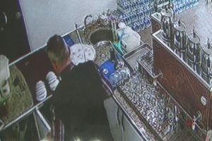 Bursa'da çalıştığı iş yerini soydu, yakalanmamak için çay askısını alarak kaçtı