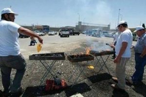Açlık grevi yapılan cezaevinin önünde mangal yaptı