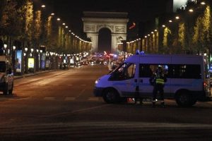 Paris saldırısı ile ilgili aranan bir şüpheli teslim oldu