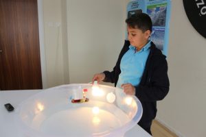 11 yaşındaki öğrenciden yenilenebilir enerji ile çalışan gemi