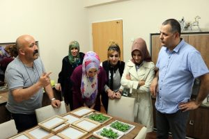 Evlerinde ipek böceği yetiştirerek 6 bin lira kazanacaklar