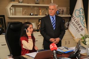Bursa Nilüfer Belediye Başkanı Bozbey koltuğunu Elanur'a devretti