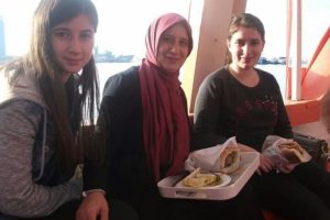 Anne ve kızları üniversitede