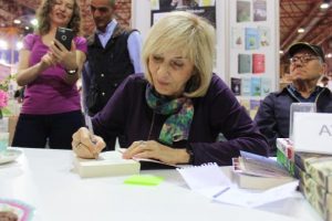 Ayşe Kulin kitaplarını imzaladı