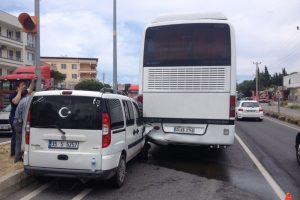 Kamyonet ile otobüs çarpıştı: 4 yaralı