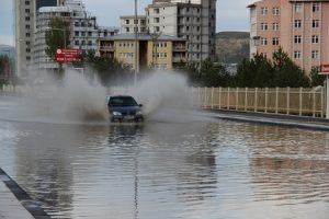 Şiddetli yağış yolları göle çevirdi