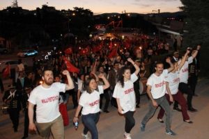 CHP'li gençlerden fener alayı