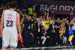 Aziz Yıldırım, takımı yalnız bırakmadı