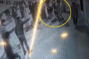 Sokak ortasında kadına sopalı saldırı