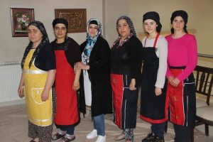 Evde başladığı pasta börek işine işveren olarak devam ediyor