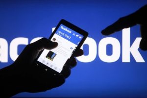 Facebook'ta dedikodu işine mal oldu!