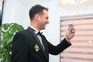 Eski bakan, hayatını kurtaran gencin nikahına bağlandı
