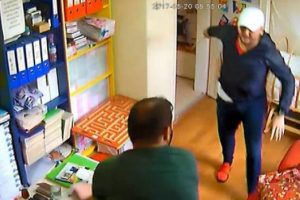 Oğlunu görmek için bıçakla kreşi bastı
