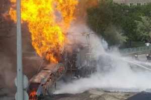 Adliye önünde doğalgaz borusu patladı