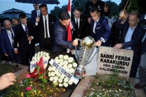 Beşiktaş, şehit emniyet müdürünün mezarına şampiyonluk kupasını götürdü