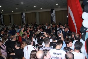 Beşiktaşlı taraftarlardan izdiham