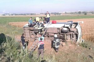 İşçi servisi devrildi: 18 yaralı